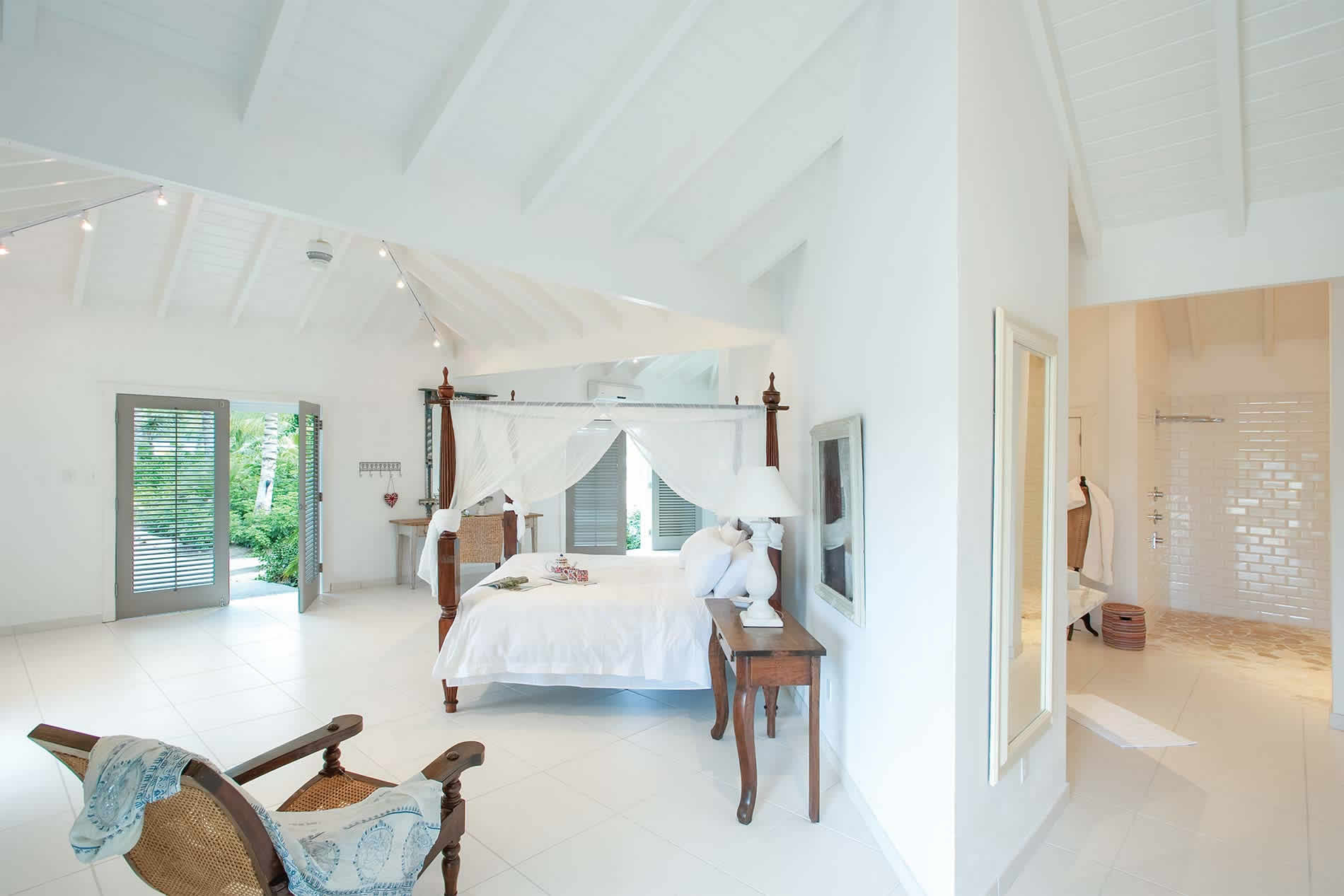 villa bedroom